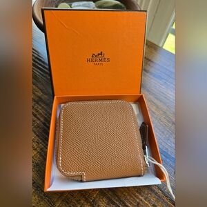 EUC Hermès Silk'In Change Purse- Gold Epsom Calfskin w/ Palladium-Plated Zipper